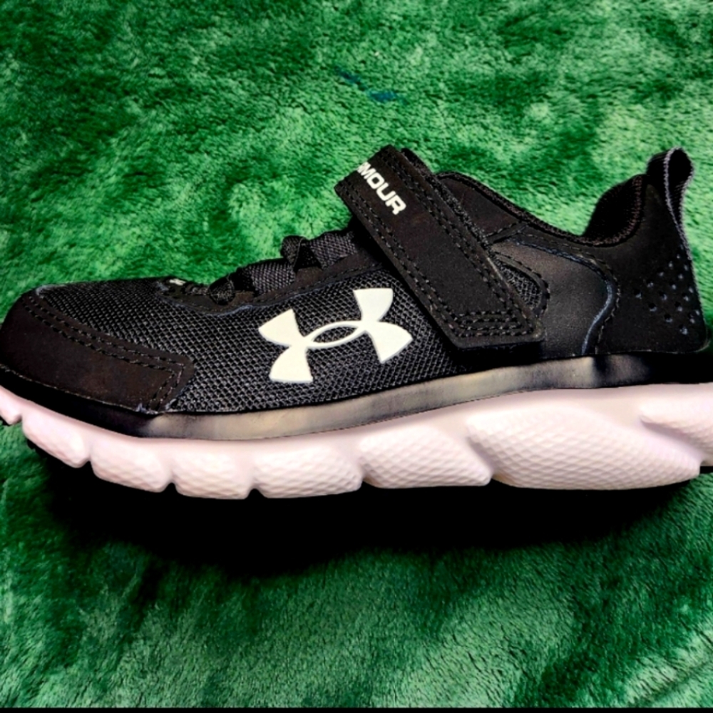 Boys Under amour shoes size 11k like new